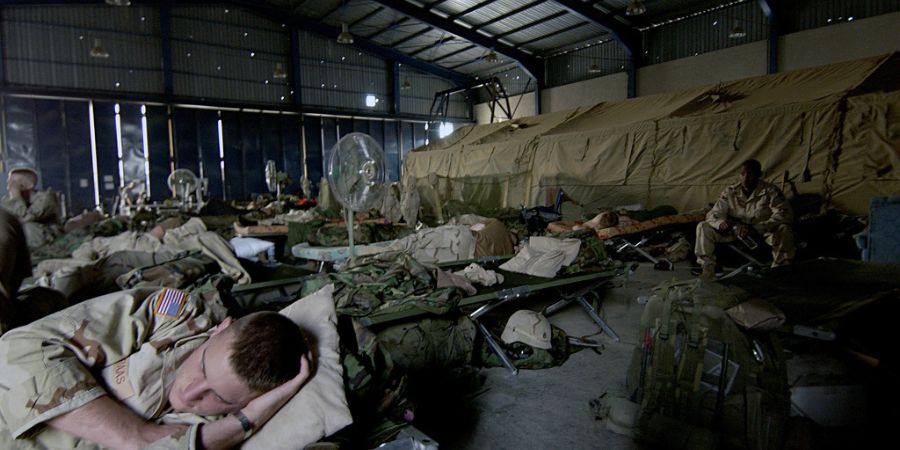 militairen in slaap zaal - Bodystore.nl